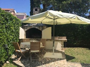 Outdoor dining - Holiday Apartment Holiday Apartment Chill and Walk – 5 minutes’ walk to the beach (Njivice)