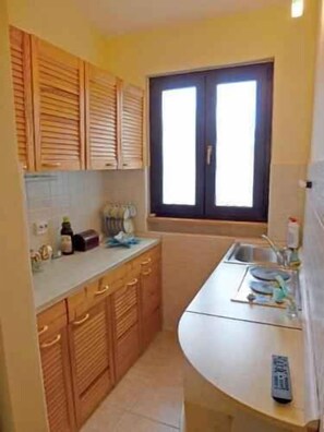 Fridge, stovetop, dishwasher, coffee/tea maker - Holiday Apartment Holiday Apartment Chill and Walk – 5 minutes’ walk to the beach (Njivice)