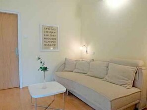 TV - Holiday Apartment Holiday Apartment Chill and Walk – 5 minutes’ walk to the beach (Njivice)