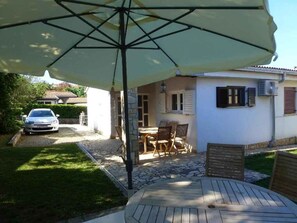 Outdoor dining - Holiday Apartment Holiday Apartment Chill and Walk – 5 minutes’ walk to the beach (Njivice)