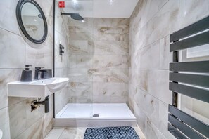 Separate bathtub and shower, deep-soaking bathtub - Charming Home Away From Home (Salford)