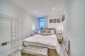 2 bedrooms - Charming Home Away From Home (Salford)