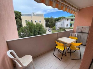 Outdoor dining - Holiday apartment with pool and air conditioning (Rosolina Mare)