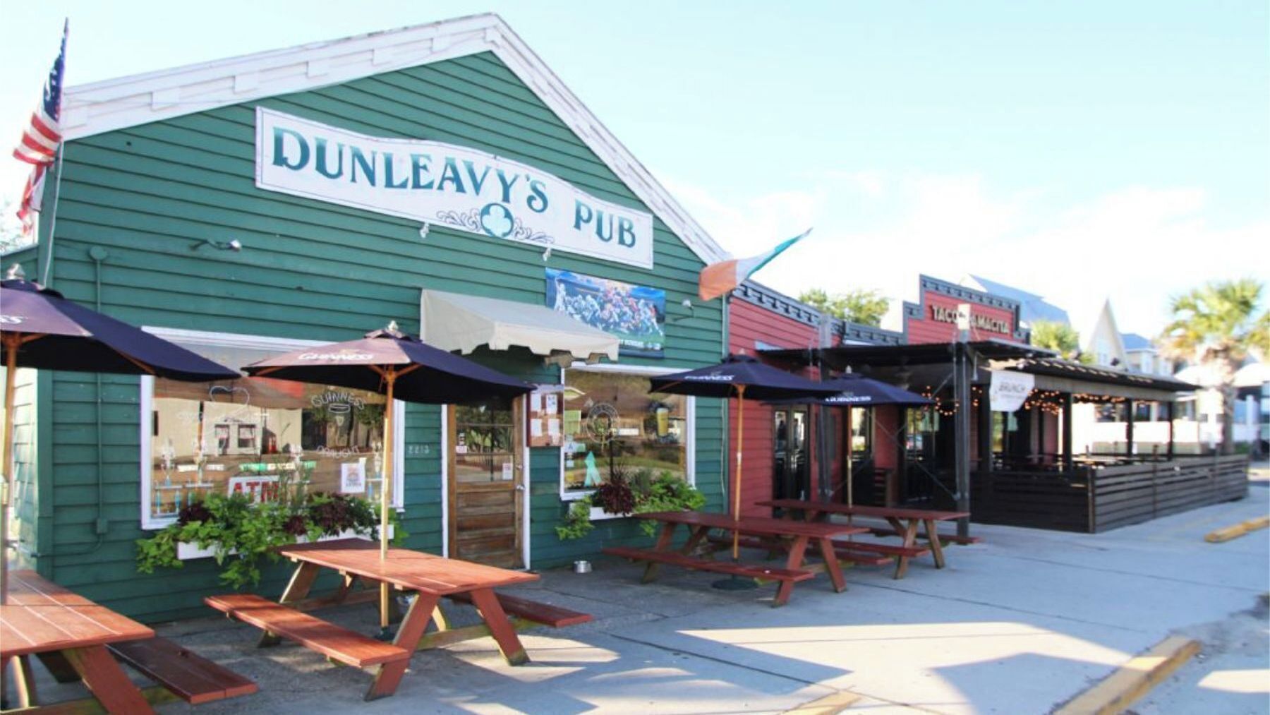 Dunleavy's Pub com área de estar externa e uma pequena construção adjacente.