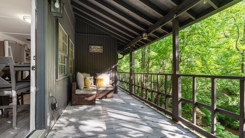 Creekside Chalet near Helen