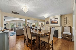 Dining - Experience coastal comfort at Tolovana Footprints, a spacious 4-bedroom home in Cannon Beach. (Cannon Beach)