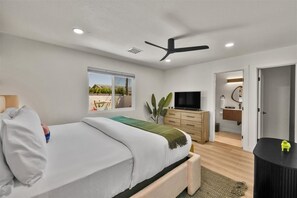 Desk, iron/ironing board, free WiFi, bed sheets - Desert Daydream - A Ryson Property (Palm Springs)
