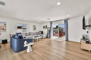 Smart TV, video games, table football, computer monitors - Desert Daydream - A Ryson Property (Palm Springs)