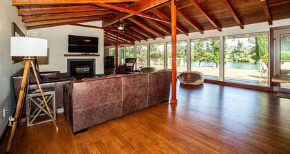Riverside Holiday Home Sleeps 10