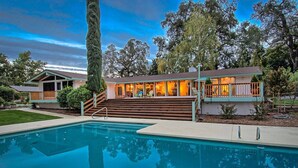 A house with a swimming pool, a large tree, and a well-maintained lawn. - Riverside Holiday Home Sleeps 10 (Anderson)