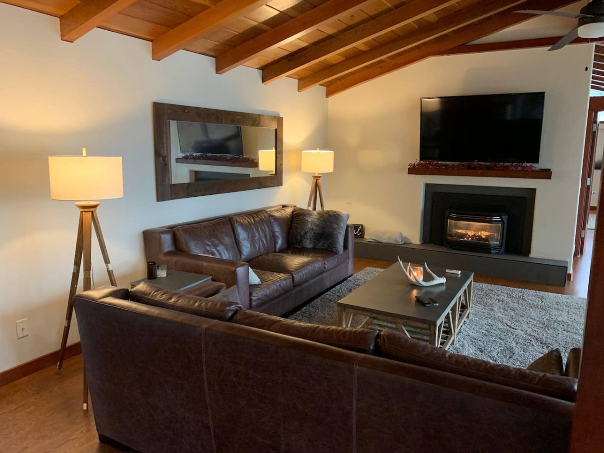 House, 3 Bedrooms, Balcony | Living area | Books