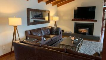 House, 3 Bedrooms, Balcony | Living area | Books