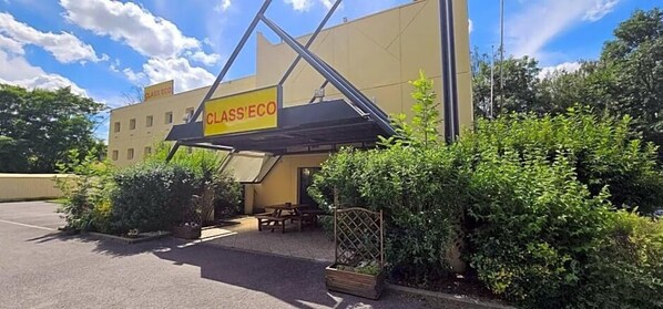 A building with a sign reading 'CLASS'ECO' and a covered outdoor seating area with tables and chairs. - Formule1 Charleroi (Charleroi)