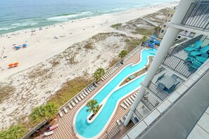 Ein Resort mit Pool, Strand und Meerblick.
