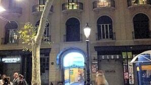 A building with multiple balconies, a large archway entrance, and a sign for 'CLUB CAPITA.' - Toledano (Barcelona)