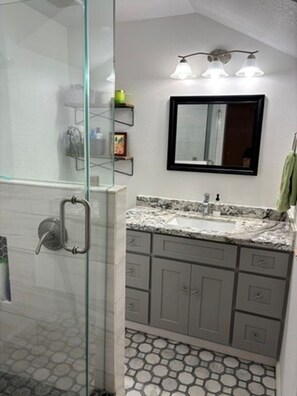 Shower, towels, soap, toilet paper - 3-bedroom house in superb Conroe with cool AC and comfort (Conroe)