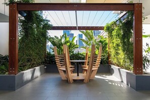Terrace/patio - Comfortable 2BR w/ Pool, Gym and BBQ | Free Parking (South Brisbane)