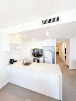 Fridge, microwave, oven, stovetop - Comfortable 2BR w/ Pool, Gym and BBQ | Free Parking (South Brisbane)