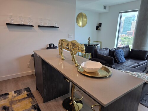Breath Taking View-TopFloor-PH access-5Guest-2BR2WR-DTskyline