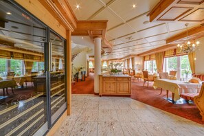 A spacious dining area with high ceilings, wooden beams, and large windows. - Doerr (Bad Laasphe)