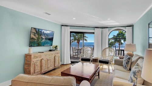415 Seascape by Avantstay Beachfront Condo w/ Communal Pool Access
