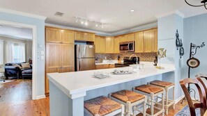 Apartment (2 Bedrooms) | Interior - 504 Summerhouse by Avantstay Ocean Front Condo w/ Community Pool Access (Isle of Palms)