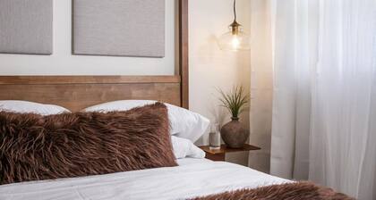 Light Filled 2BR w/ Balcony & 2 Free Parking