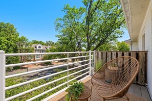 Terrace/patio - Light Filled 2BR w/ Balcony & 2 Free Parking (Arlington)