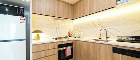 Fridge, microwave, oven, stovetop