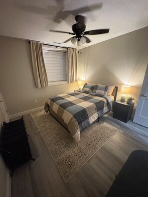 3 bedrooms, WiFi, bed sheets, wheelchair access - Bearcat Basecamp 3 BR 2 Bath duplex next to NWMSU in Maryville. (Maryville)