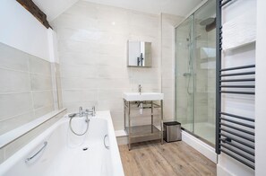 Hair dryer - Red House Apartment – Timeless Luxury in the Heart of Long Melford (Long Melford)
