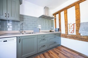 Fridge, microwave, oven, stovetop - Red House Apartment – Timeless Luxury in the Heart of Long Melford (Long Melford)