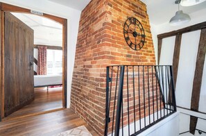 Iron/ironing board, WiFi, bed sheets - Red House Apartment – Timeless Luxury in the Heart of Long Melford (Long Melford)