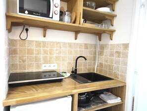 Wasserkocher mit Kaffee-/Teezubehör, Kühlschrank, Mikrowelle