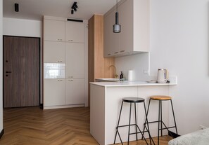 Frigorífico, horno, placa de cocina y lavavajillas