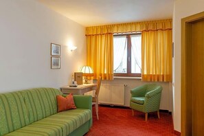 View from property - Berghotel Schopfenhof (Dobbiaco)