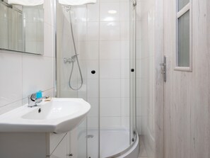 Shower, hair dryer, towels - Łódź Downtown Comfort Studio #34A (Łódź)