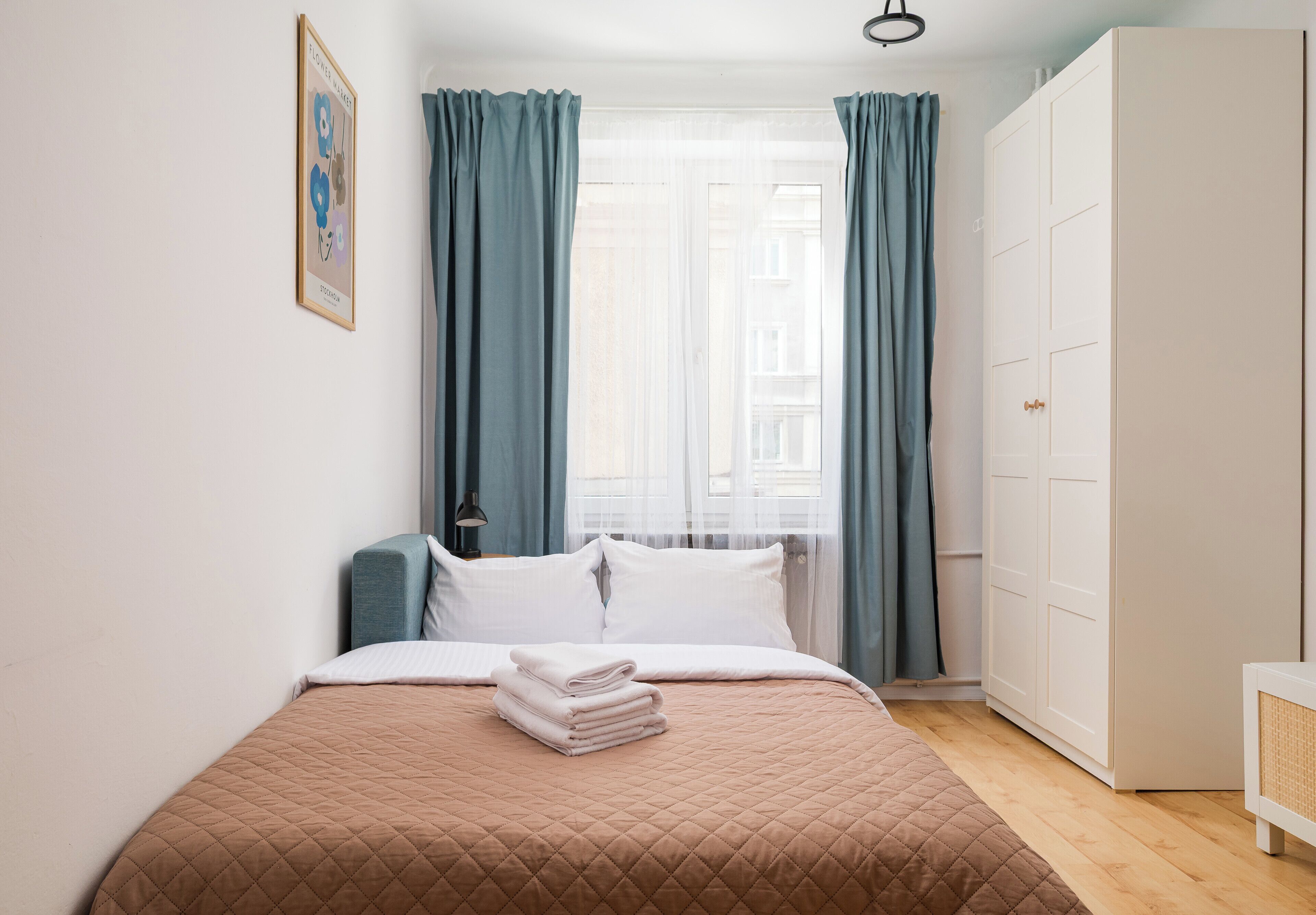 Tabla de planchar con plancha, wifi y ropa de cama 