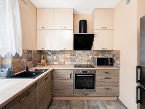 Kühlschrank, Mikrowelle, Ofen, Herdplatte
