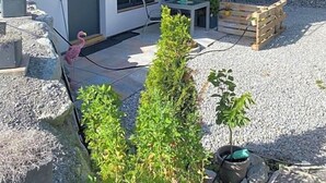 Une maison moderne à deux étages, dotée d’un balcon, d’un patio et d’un petit jardin.