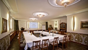A conference room with a long table, chairs, a projector screen, and a decorative ceiling. - Karpfen (Eberbach)
