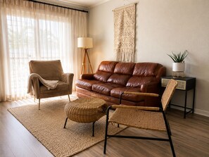 Living area - Waterfront / King Bed / Heated Pool / Tennis Court (Coronado)