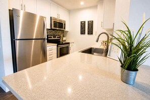 Private kitchen - Waterfront / King Bed / Heated Pool / Tennis Court (Coronado)