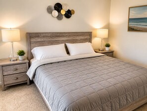 Room - Waterfront / King Bed / Heated Pool / Tennis Court (Coronado)