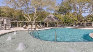 Ein Pool mit Liegestühlen und einem Pavillon.
