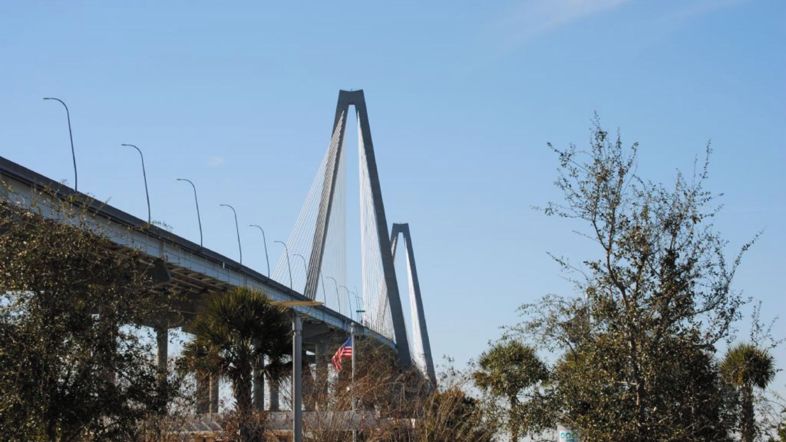 Un pont doté d’une arche centrale imposante et d’une route en dessous.
