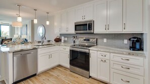 Interior - 208 B Shipwatch by Avantstay Ocean Views Close to Beach Community Pool! (Isle of Palms)