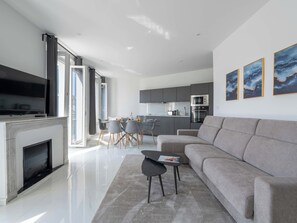 TV - 3-Br Apartment – Top Floor, South-Facing Balcony, Central Cannes (Cannes)