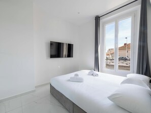 Iron/ironing board, WiFi, bed sheets - 3-Br Apartment – Top Floor, South-Facing Balcony, Central Cannes (Cannes)