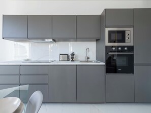 Fridge, microwave, oven, dishwasher - 3-Br Apartment – Top Floor, South-Facing Balcony, Central Cannes (Cannes)